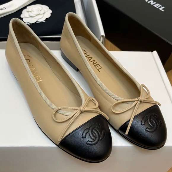 CHANEL Beige and Black Flats with Bow - Picture 1 of 3